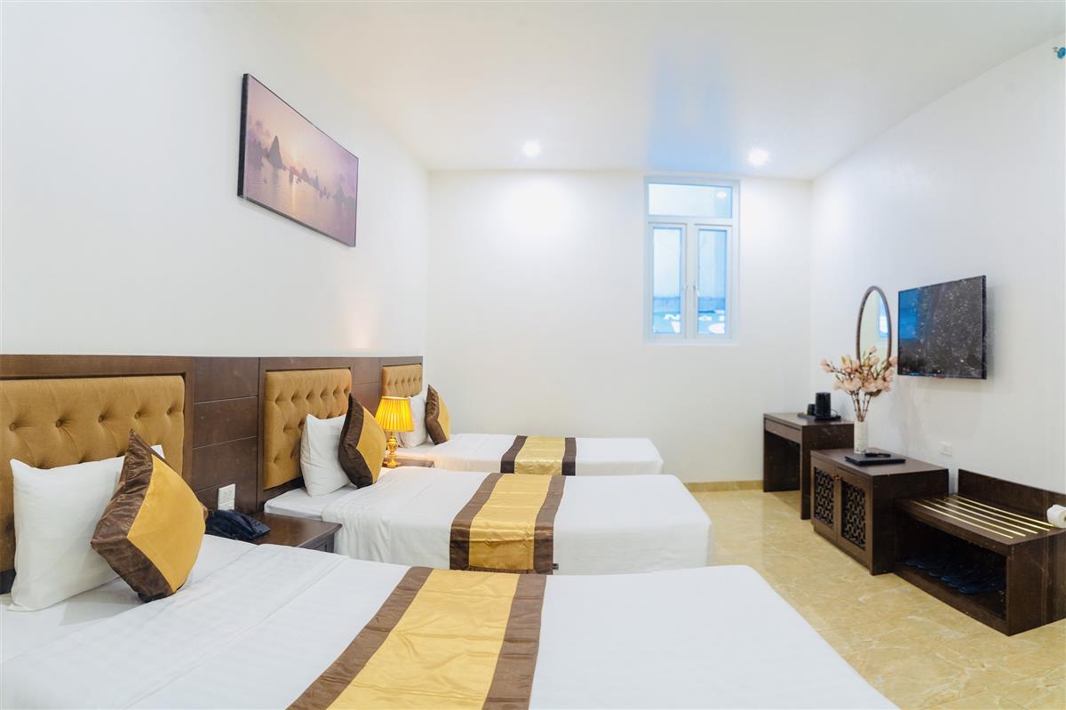 halongcentricahotel.com